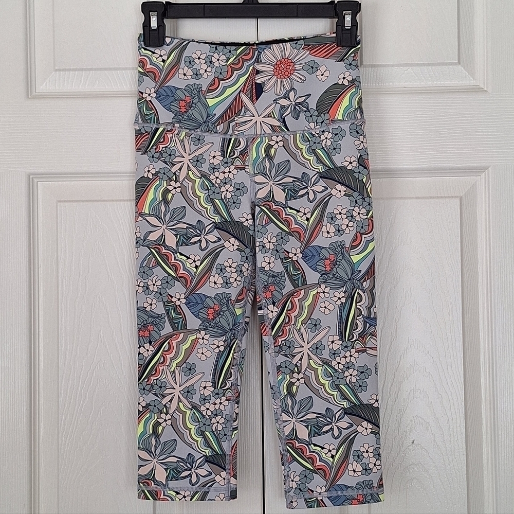 Victoria’s Secret Sport Knockout Vibrant Floral Capri Leggings - Picture 3 of 13